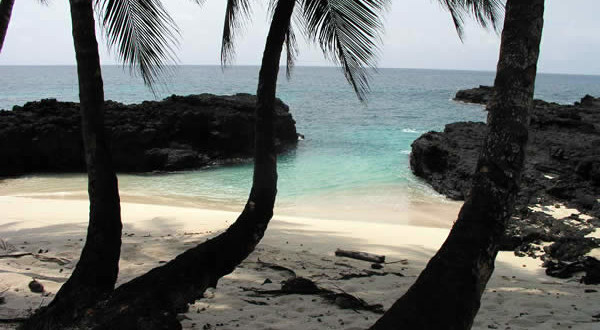 Praia Café, ilhéu das Rolas, São Tomé, São Tomé und Príncipe. Author Joao Maximo. Licensed under the Creative Commons Attribution