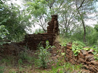 Ruins of the early settlers house Makaha, Zimbabwe. Photo © by Chris Dunbar..