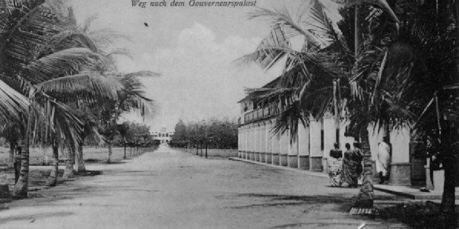 Lomé (1904) la strada che porta al palazzo del Governatore. No Copyright