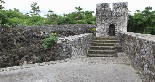 Fotografía de la torre del fuerte Torre en 1928 (Van de Wall) y en 2014. La fotografía en blanco y negro está erróneamente atribuida al fuerte Tohula.