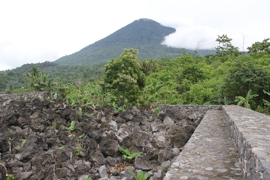Muralla norte del fuerte con el volcán Kiematubu al fondo de la imagen 